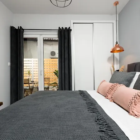 Apartment Iliana & Sarra 1 *
